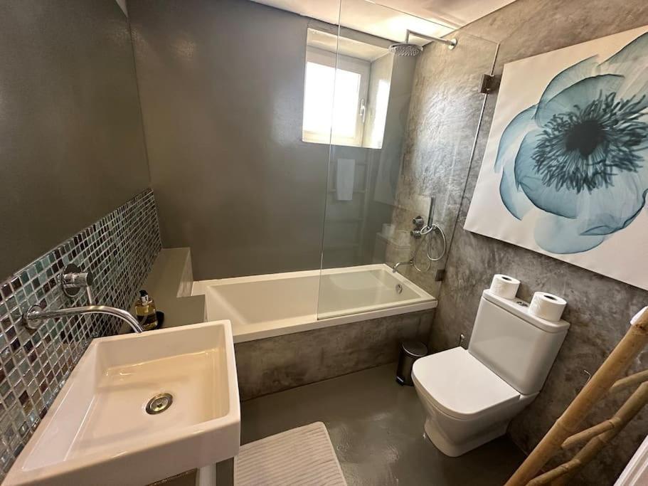 Renovado Com Ac, 2 Wc Completos, Terraco E Garagem